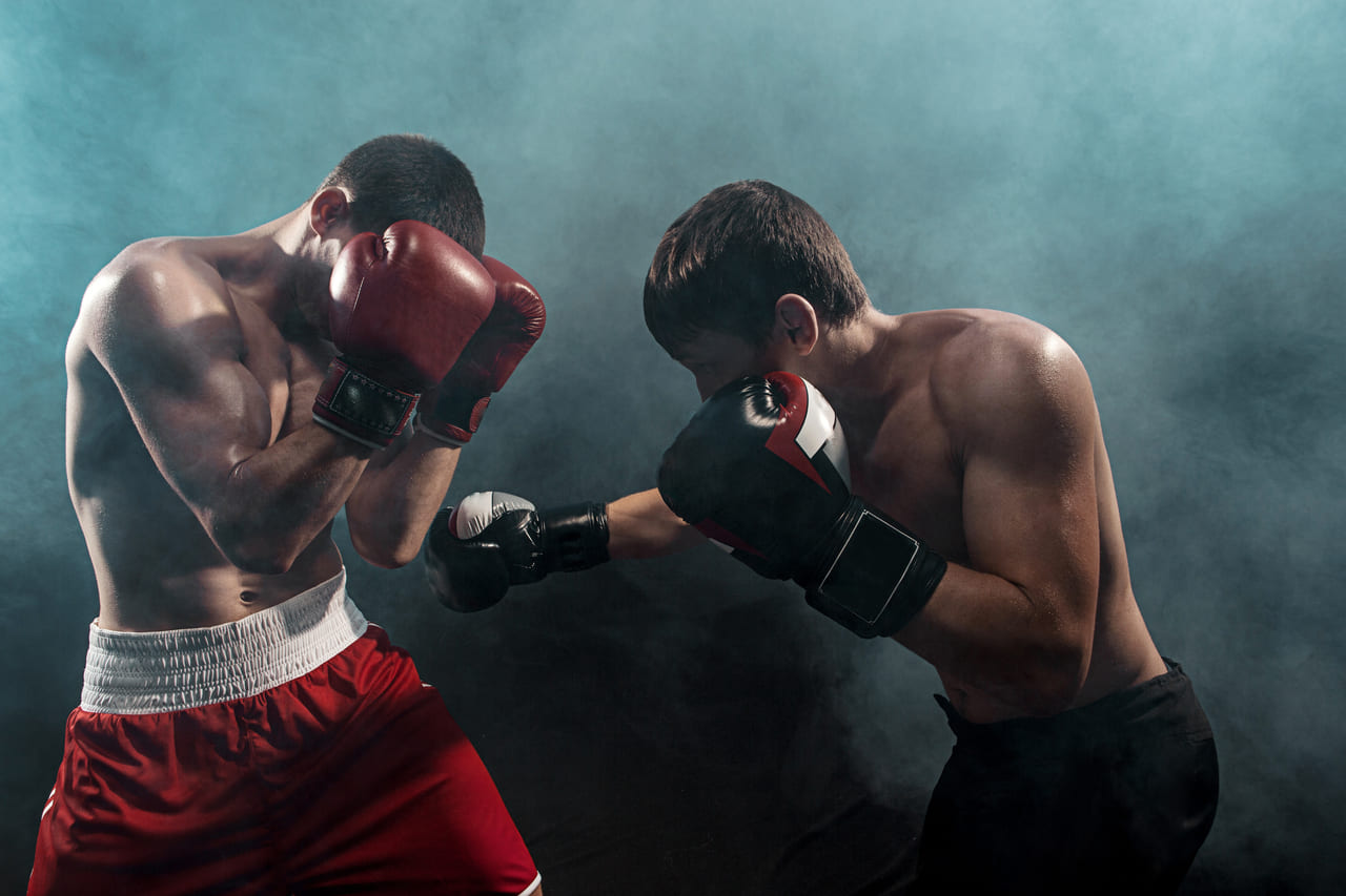 dois-boxeador-profissional-boxe-em-preto-fumarento (1)