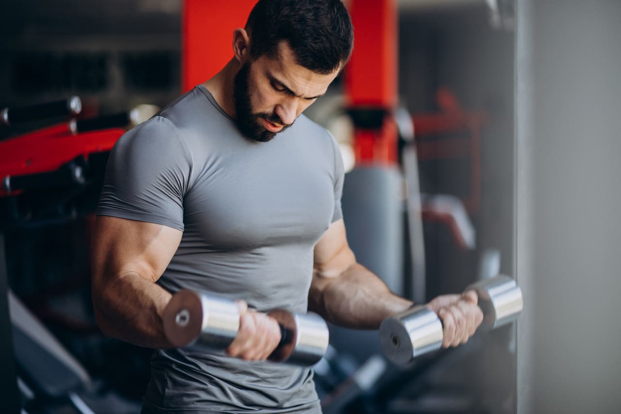 homem-forte-treinando-na-academia