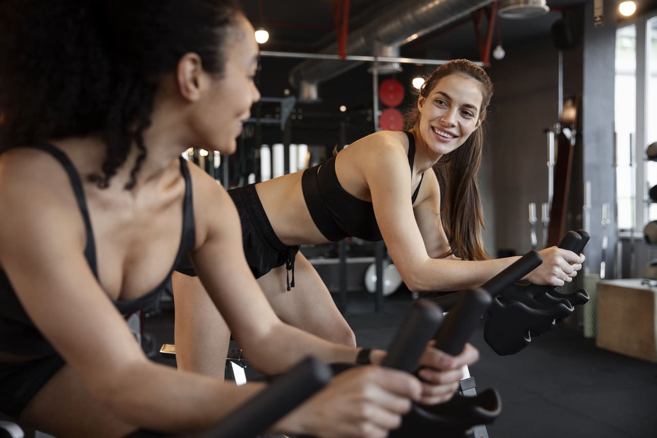 mulheres-jovens-participando-da-aula-de-spinning (1)